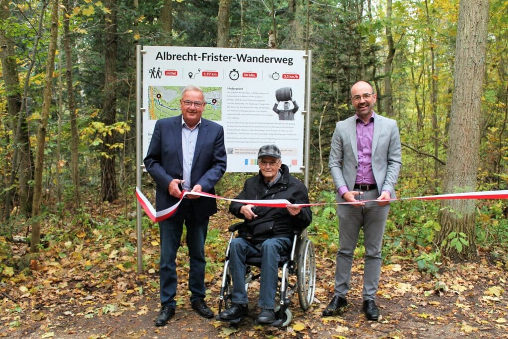 Bild von links nach rechts: Altbürgermeister Bernd Ernstberger, Altbürgermeister Albrecht Frister, Erster Bügermeister Markus Holzammer